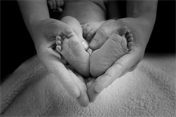 Elternhände und Babyfüße - CC0 Bild von one_life / Pixabay
